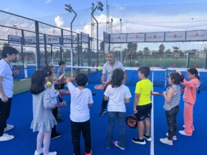 Lire la suite à propos de l’article Les élèves de CE1 découvrent le padel avec enthousiasme